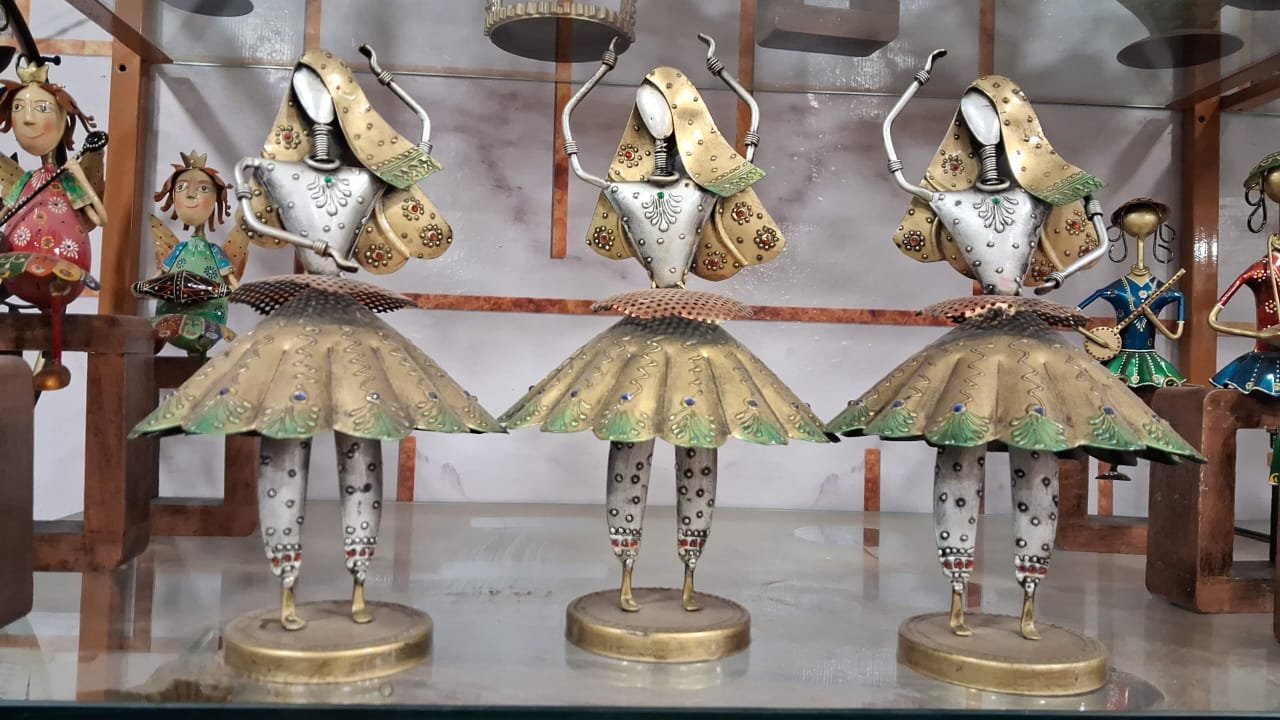 Dancing lady